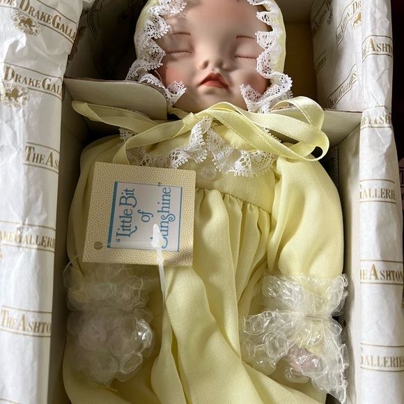 Ashton- Drake Gslleries- Little Bit Of Sunshine Baby Doll - Picture 2 of 2